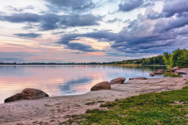 Zonsopgang Boven Het Meer Zandstrand Met Stenen Bos Aan Kust — Stockfoto