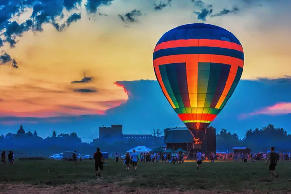 Ballongen Mot Bakgrund Silhuetter Det Medeltida Slottet Lutsk Katedralen Och — Stockfoto