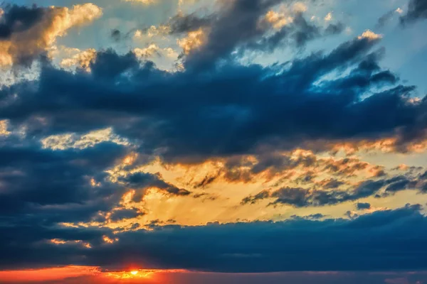 Güneş Gökyüzü Bulutlu Gün Batımında — Stok fotoğraf
