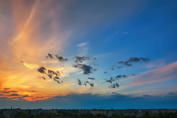 Himlen Med Moln Över Kvällen Staden Vid Solnedgången — Stockfoto