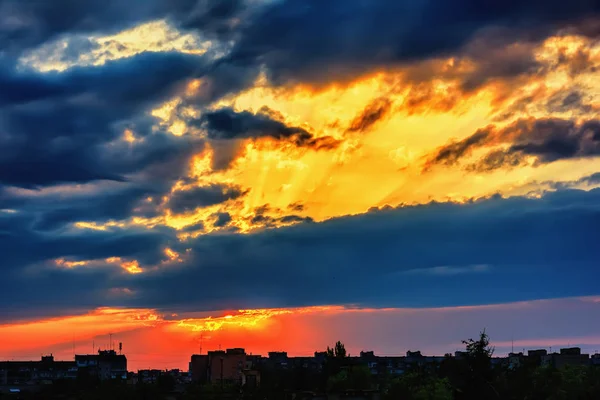 Ciel Nuages Coucher Soleil Sur Les Silhouettes Bâtiments Ville Soir — Photo