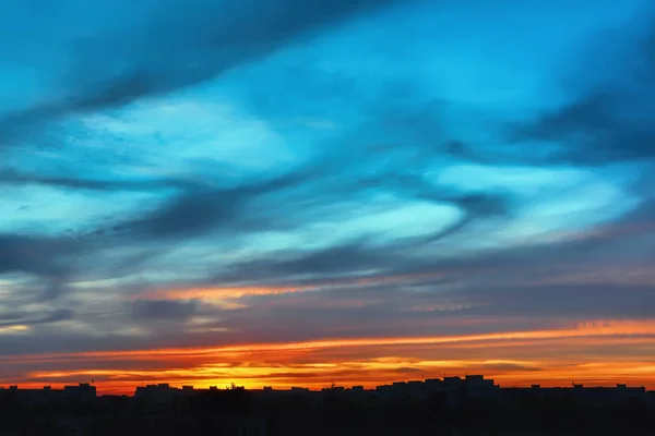 Himlen Med Moln Över Stadens Byggnader Vid Solnedgången — Stockfoto