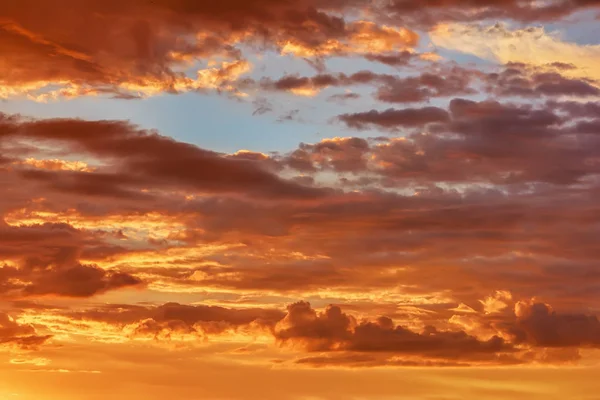 Fragment Blå Himmel Med Moln Röda Och Gula Färger Vid — Stockfoto