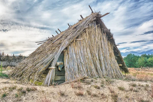 Antique Wooden House Covered Reed Sunset — Zdjęcie stockowe