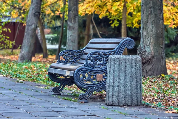 Lavička Popelnici Podzimní Park — Stock fotografie