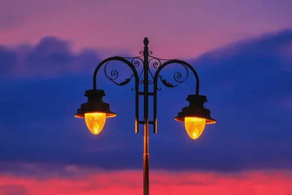 Luzes Rua Decorativas Instaladas Fundo Céu Noite — Fotografia de Stock