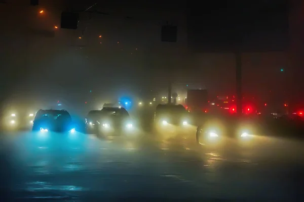 Αυτοκίνητα Στον Αυτοκινητόδρομο Νύχτα Μια Έντονη Ομίχλη — Φωτογραφία Αρχείου