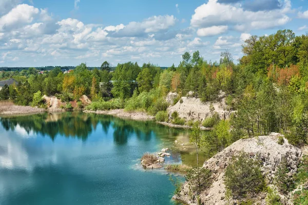 Ormandaki bazalt gölü eski bir taş ocağının olduğu yerde..