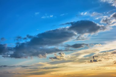 Gökyüzü bulutlu gün batımında.