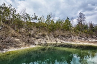 Bulutlu gün içinde yer kil ocağı Gölü kıyısında.