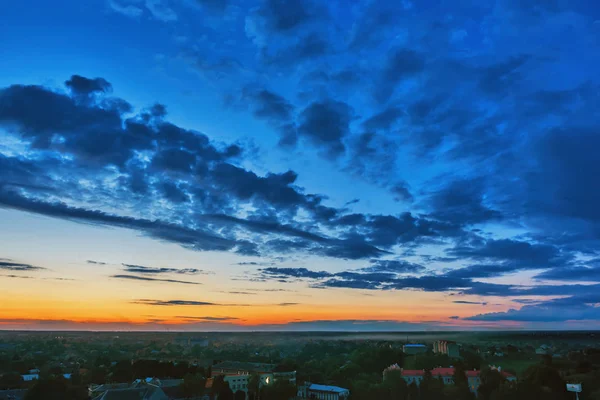 Pôr Sol Sobre Cidade Céu Com Nuvens — Fotografia de Stock