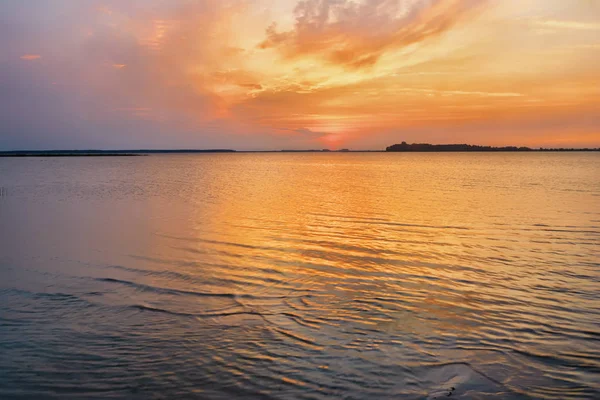 Beautiful Sunset Lake Shoreline Clouds Reflection Water — Stock Photo, Image