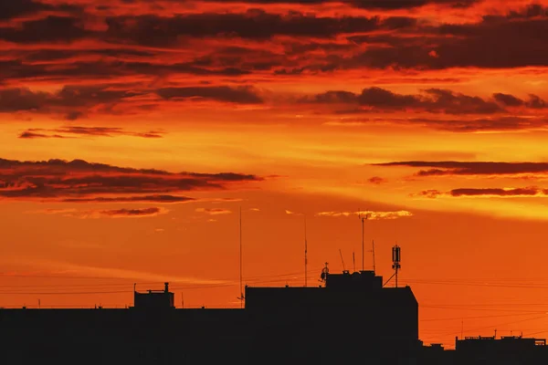 Západ Slunce Nad Střechami Města Siluety — Stock fotografie