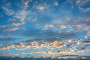 Gün batımında mavi gökyüzünde bulutlar.