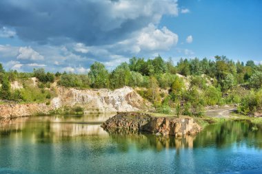 Ormandaki bazalt gölü eski bir taş ocağının olduğu yerde..