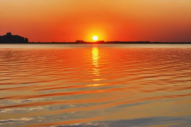 Günbatımı güneş göl üzerinde.