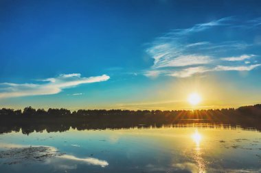 Gölde gün batımı.