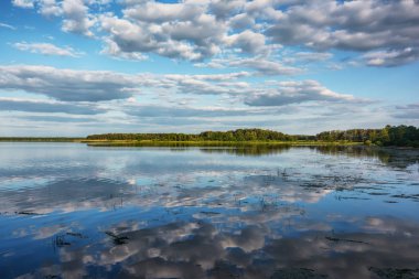 Göl güneşli gün.