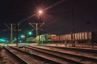 Demiryolu tren gece kış.