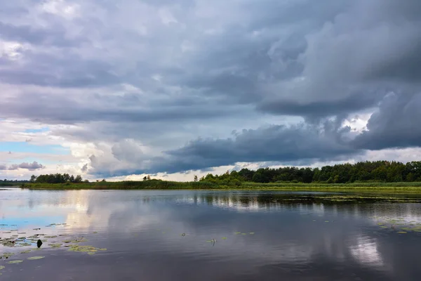 Nuvole Pioggia Tempesta Sul Fiume Sulla Riva Con Canne Legno — Foto Stock