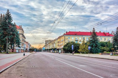 Kentin merkezi sokak gündoğumu, eski binalar. Lutsk Avrupa şehir (Ukrayna).