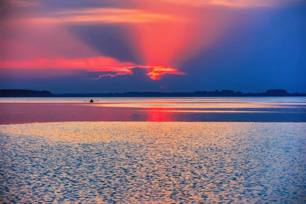 Crepúsculo Sobre Lago Silueta Frente Orilla Barco Pesca — Foto de Stock