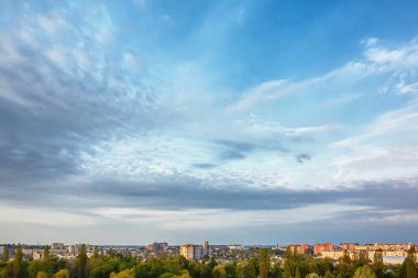 Gökyüzü bulutlu üzerinde gündoğumu şehir binaları.