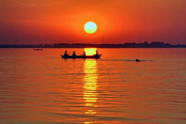 Slunce Nad Jezerem Při Západu Slunce Siluety Naproti Břehu Lodě — Stock fotografie