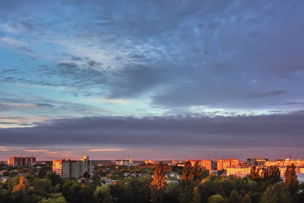 Obloha Mraky Nad Městem Budov Městský Park Úsvitu — Stock fotografie
