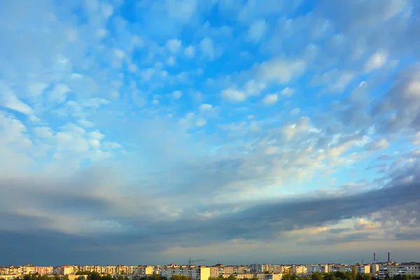 Himlen Med Moln Över Stadens Byggnader Vid Soluppgången — Stockfoto