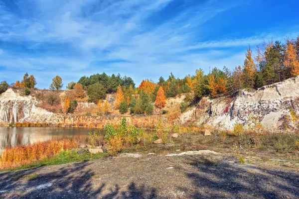Podzimní Krajina Slunečný Den Čedičové Jezero Les Břehu Skály Modrá — Stock fotografie