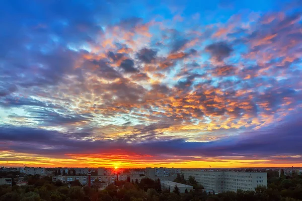 Solen Himlen Med Moln Över Stadens Byggnader Vid Soluppgången — Stockfoto