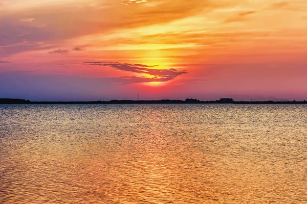 Puesta Sol Sobre Lago Son Las Siluetas Orilla Opuesta Cielo — Foto de Stock