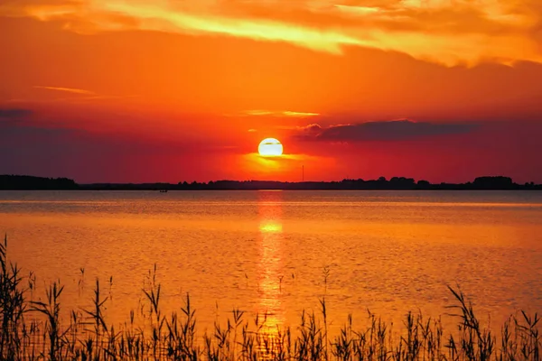 Tramonto Rosso Sul Lago Sole Cielo Con Nuvole Una Sagoma — Foto Stock