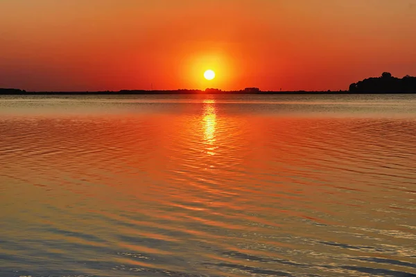 Sole Sulla Silhouette Fronte Alla Riva Del Lago Tramonto Sulla — Foto Stock