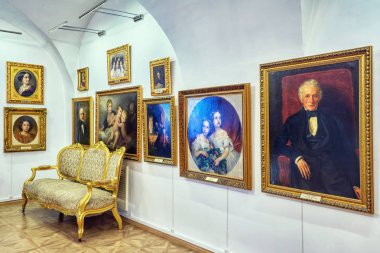 Lutsk, Ukrayna - 22 Şubat 2019: Birinin resimlerle Lutsk şehir (Ukrayna Güzel Sanatlar Müzesi salonları iç).
