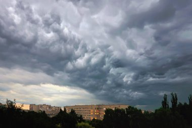 Şehrin üzerinde fırtına bulutları.