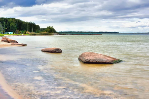 Lago Costa Com Árvores Praia Areia Com Pedras Frente Uma — Fotografia de Stock