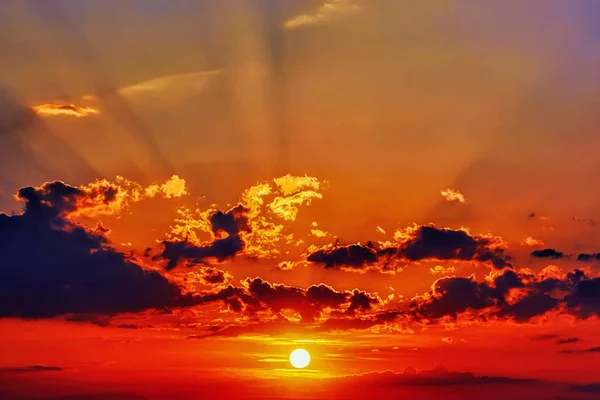 Ήλιος Και Ουρανός Σύννεφα Στο Ηλιοβασίλεμα — Φωτογραφία Αρχείου