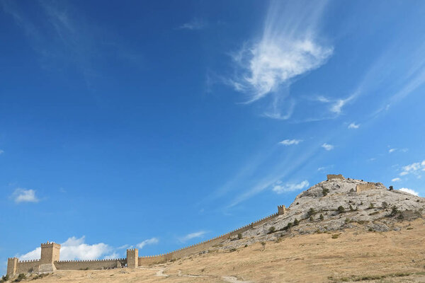 Генуэзская крепость в солнечный день. Судак. Крым. Украина
).