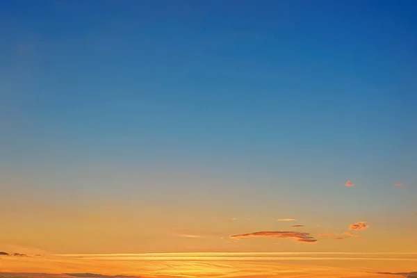 Cielo Blu Con Nuvole Percorso Del Velivolo Tramonto — Foto Stock