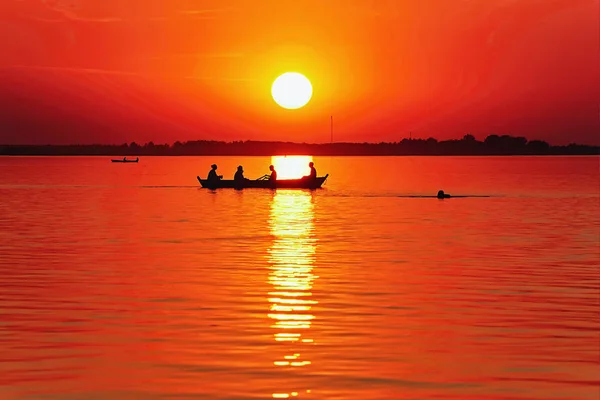 Red Sunset Lake Sun Silhouette Shore Holidaymakers Boat — Stock Photo, Image