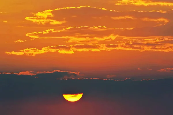 Fragmento Céu Sol Atrás Das Nuvens Pôr Sol — Fotografia de Stock