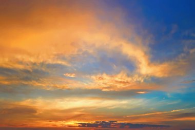 Gün batımında bulutlu mavi gökyüzü.