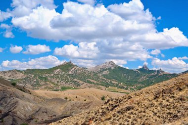 Dağlar ve gökyüzü güneşli bir onlar üzerinde bulutlar ile.