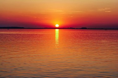 Gölde kırmızı gün batımı.