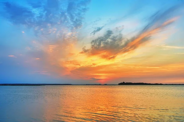 Una Hermosa Puesta Sol Sobre Lago Cielo Con Nubes Iluminadas — Foto de Stock