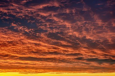 Arka plan - parça fırtına bulutları gün batımında.