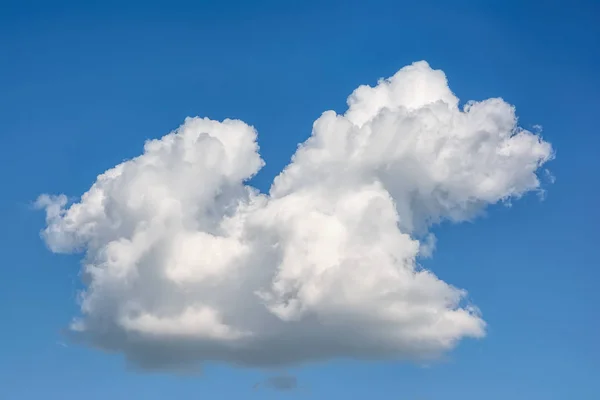 Голубое Небо Странными Облаками — стоковое фото