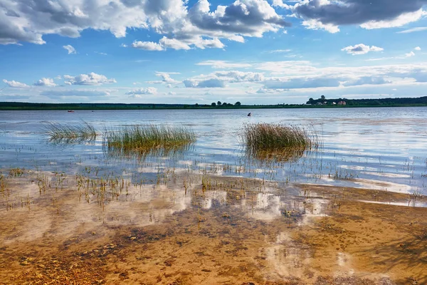 Paisaje Río Ribera Nubes Cielo Azul Reflejo Agua — Foto de Stock